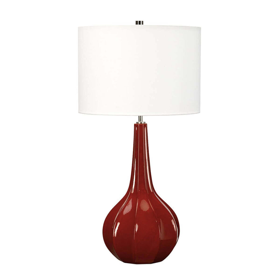 Vue de face du luminaire, base en céramique rouge et abat-jour blanc.