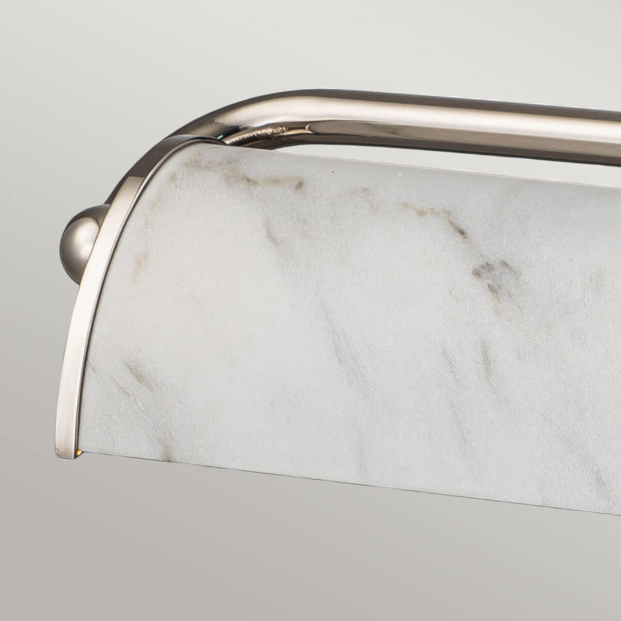 Détail de l'extrémité gauche du diffuseur en verre marbré et du cadre nickel poli