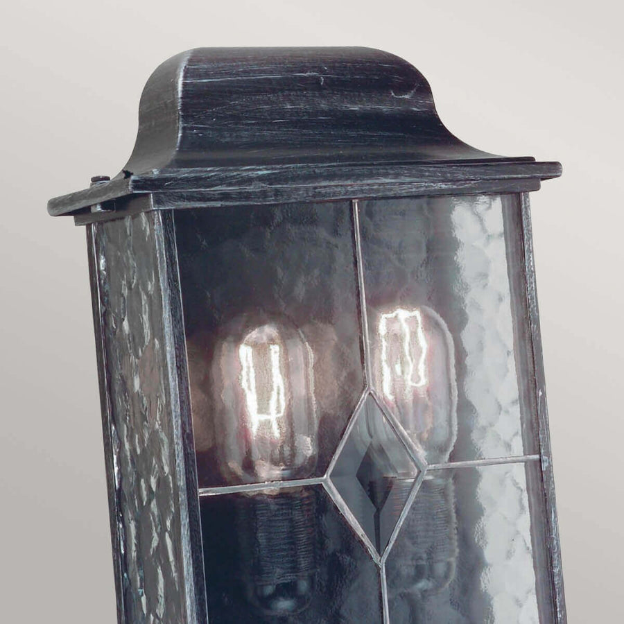 Détail du chapeau bombé noirci et de l'armature supérieure en métal vieilli