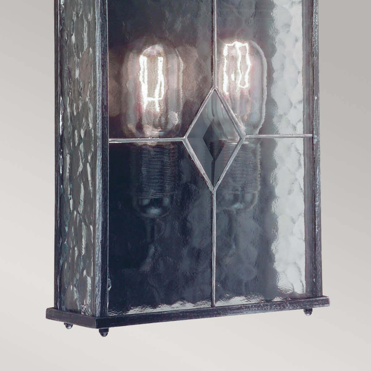 Détail des deux ampoules à filament, cabochon losange et base de l'applique