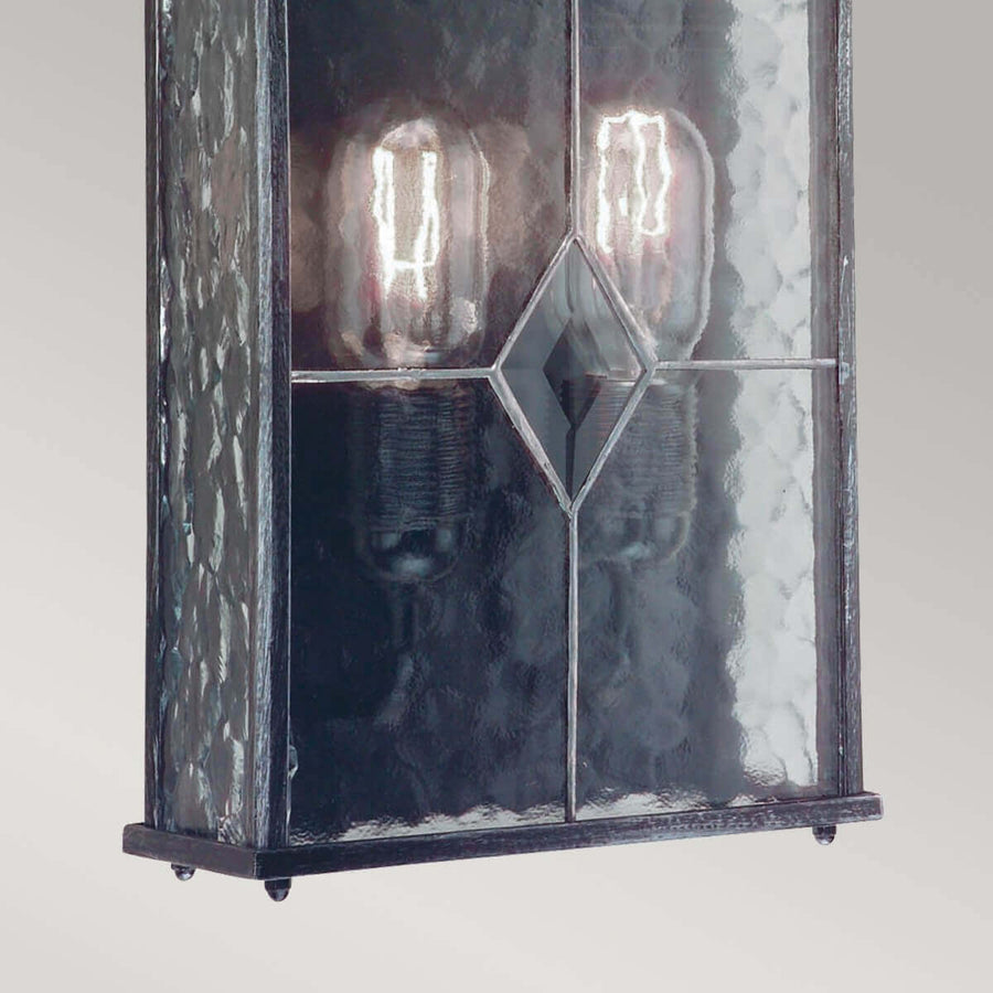 Détail des deux ampoules à filament, cabochon losange et base de l'applique