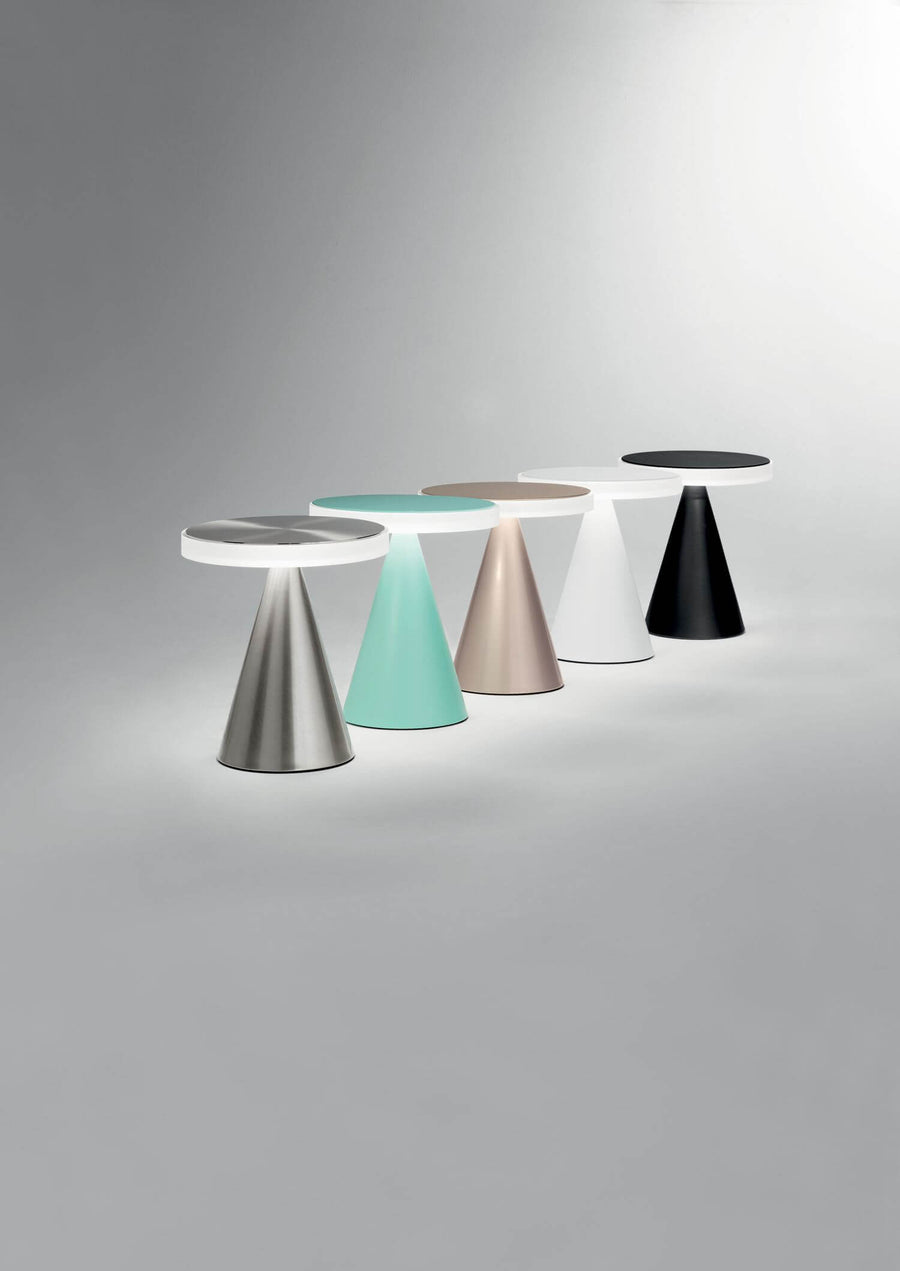 Gamme de cinq lampes alignées montrant les coloris chromé, menthe, nude, blanc et noir