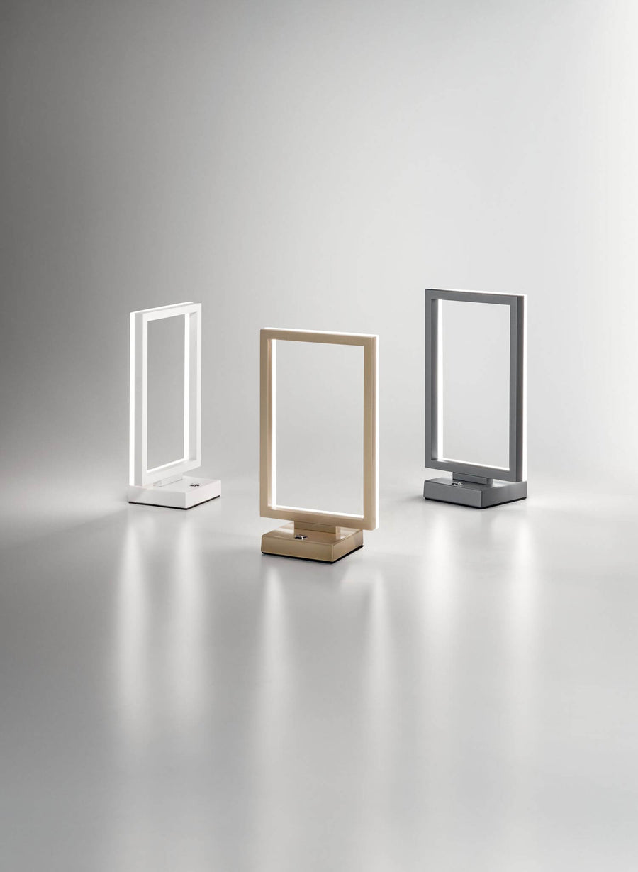 Trois lampes blanches, dorées et grises alignées, vue d'ensemble de la gamme