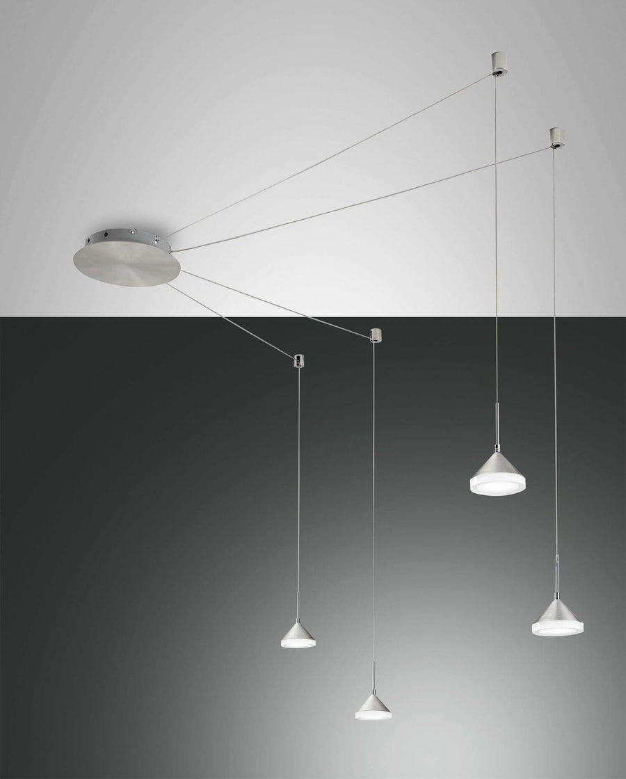 Suspension aluminium vue de face, cinq petits cônes fins suspendus par câbles