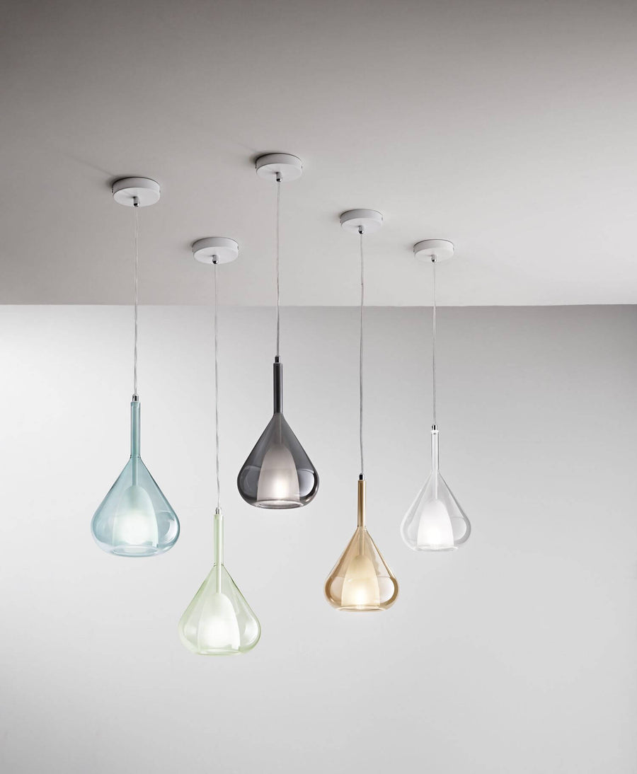 Cinq suspensions de couleurs différentes alignées, verre teinté et tige métallique