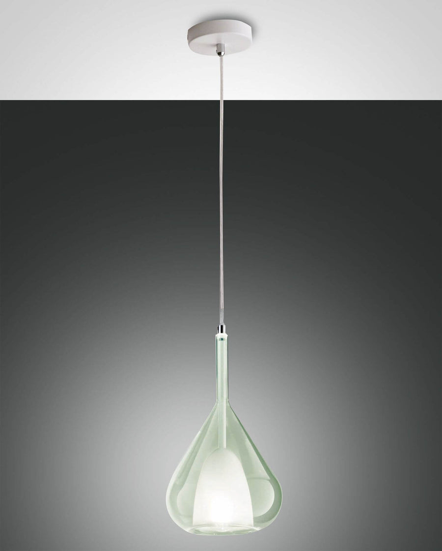 Suspension seule vue de face, verre vert pâle en forme de goutte, fond dégradé gris