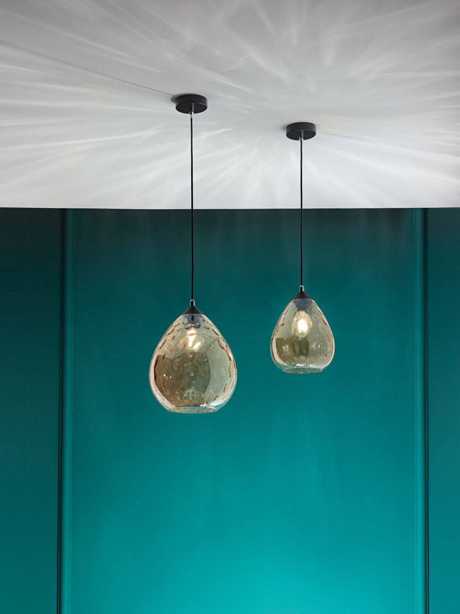 Deux suspensions identiques de tailles différentes, ombres lumineuses projetées au plafond