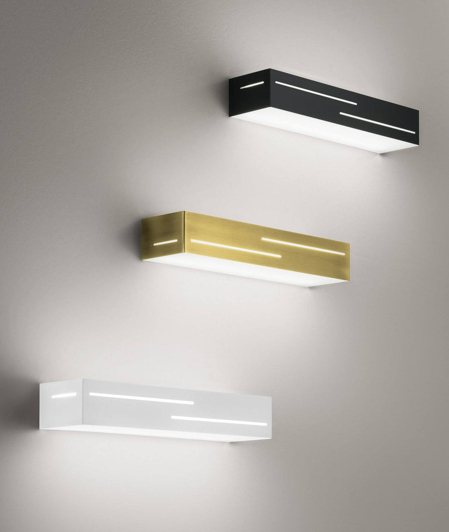 Trois appliques murales blanche, laiton doré et noire, alignées verticalement