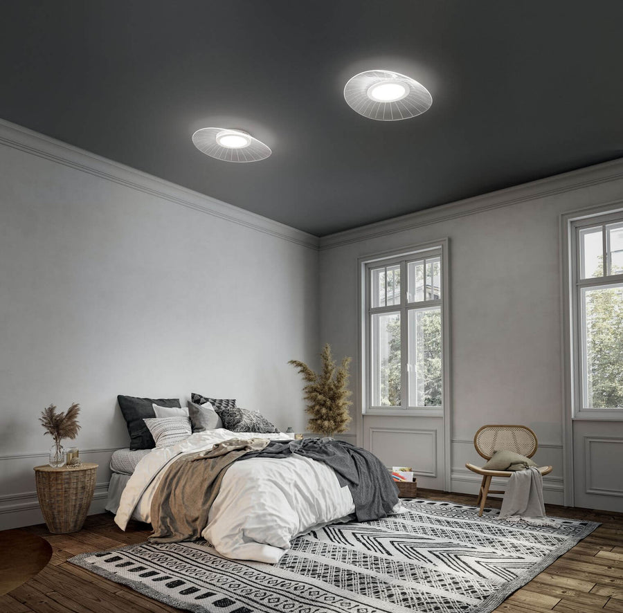 Mise en ambiance chambre avec deux plafonniers ronds éclairant la pièce