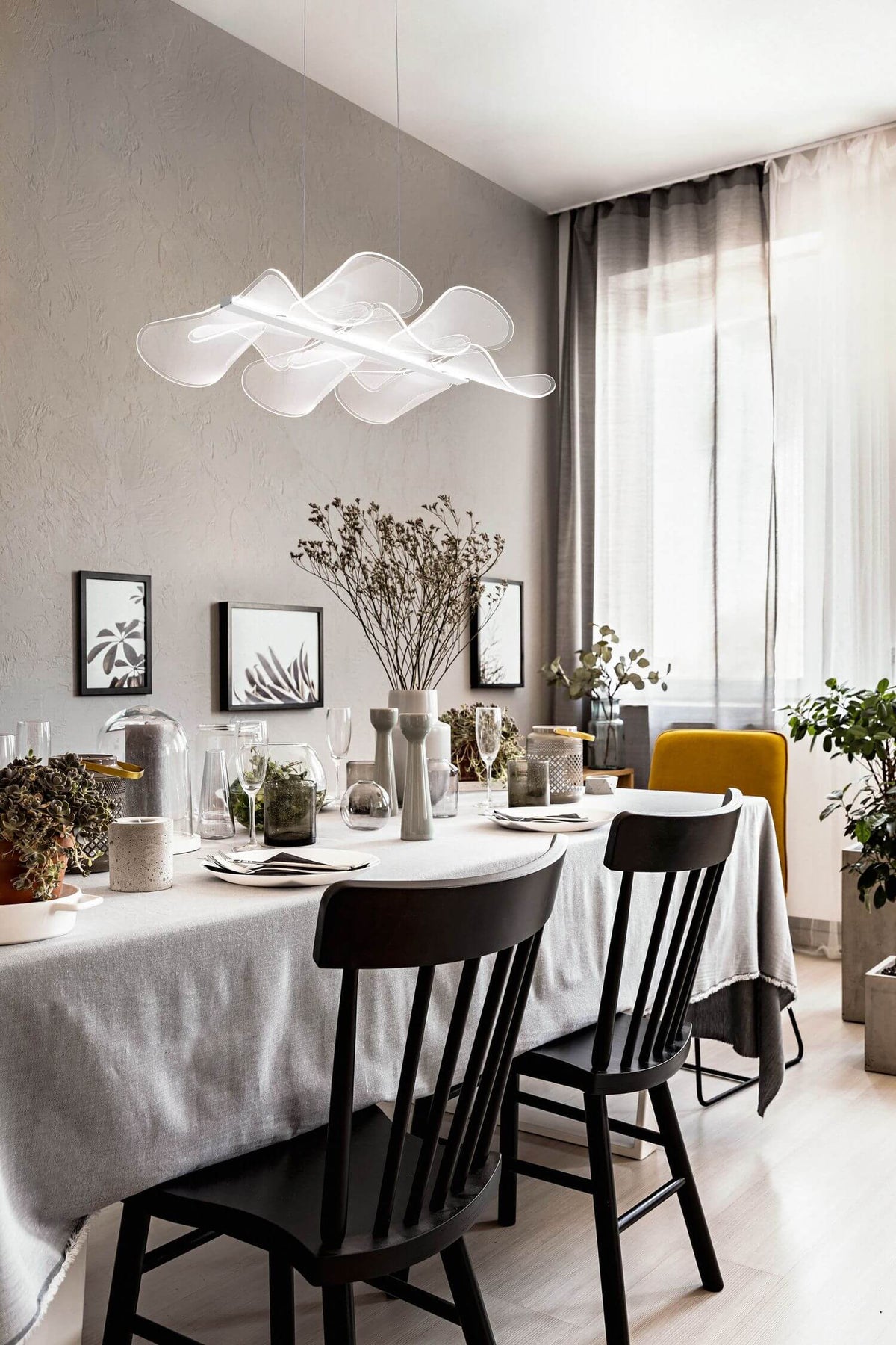 Mise en ambiance au-dessus d'une table de salle à manger décorée.