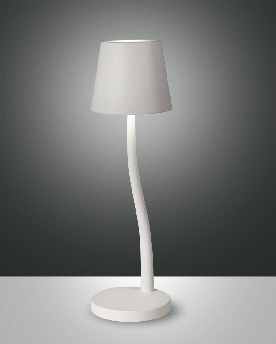 Lampe blanche de face sur fond gris, abat-jour conique et pied incurvé