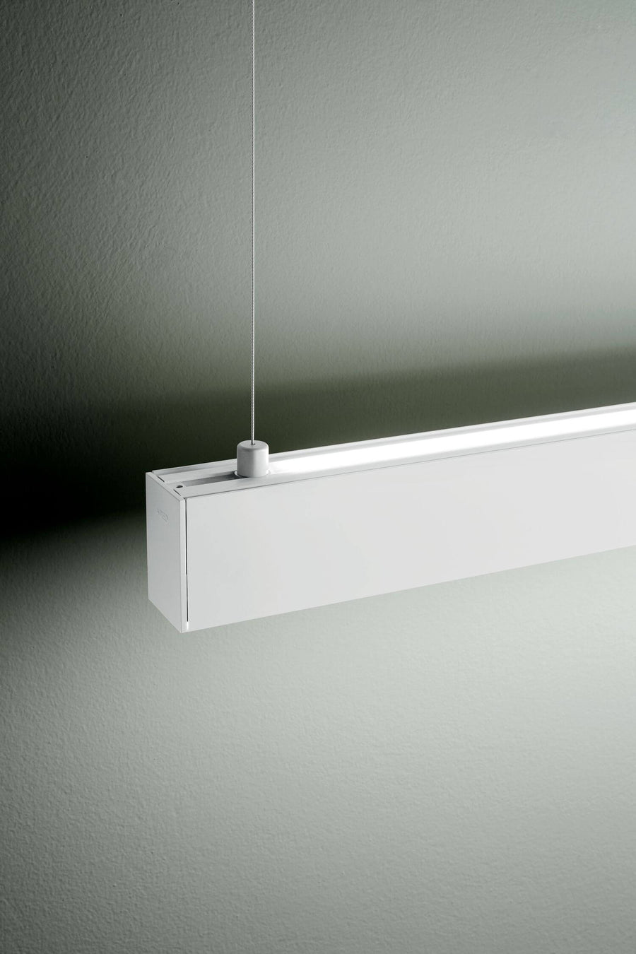 Détail de l'extrémité du profil blanc et de son câble de fixation