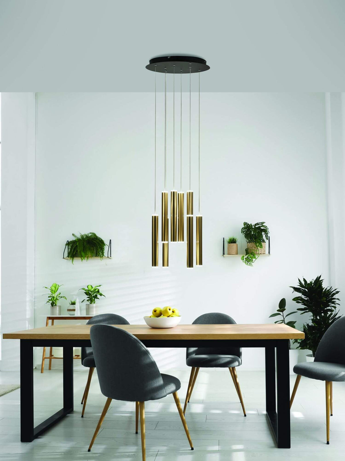 Mise en ambiance du luminaire au-dessus d'une table à manger en bois clair