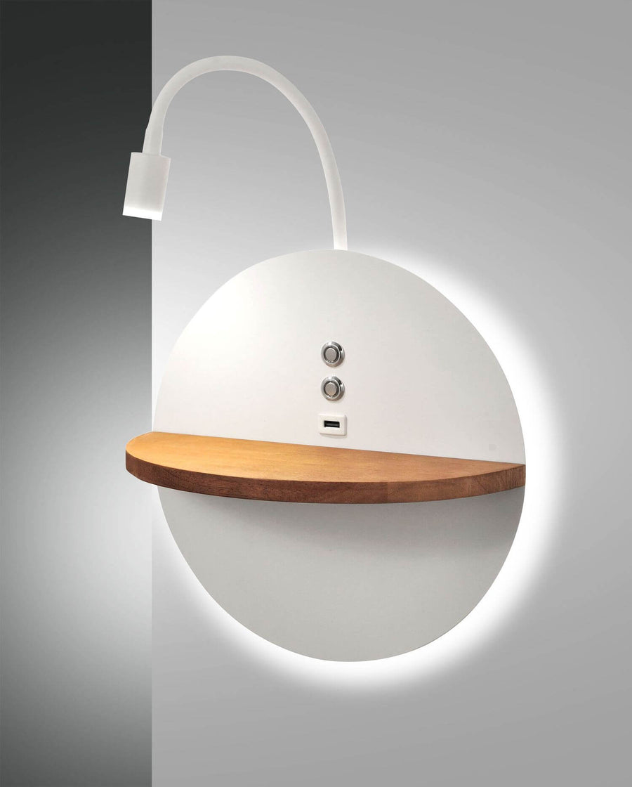 Luminaire mural vu de face, disque blanc, étagère en bois et halo lumineux périphérique