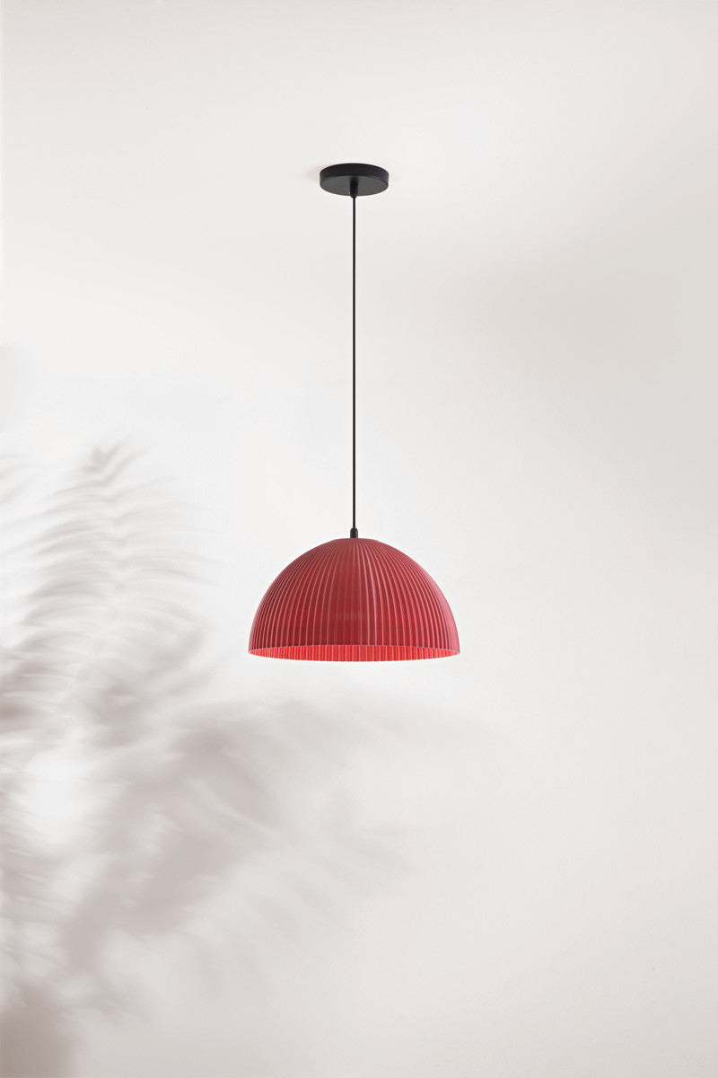 Gros plan du luminaire rouge suspendu, détail de la finition striée et du câble noir