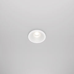White spotlight zoom