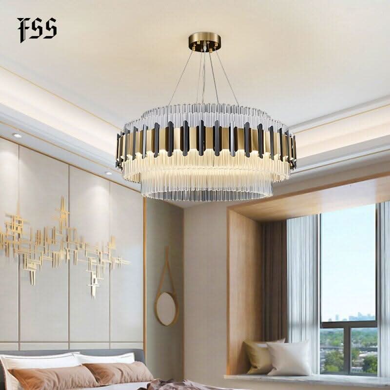 Suspension ronde à câbles fins éclairant une chambre aux panneaux muraux clairs