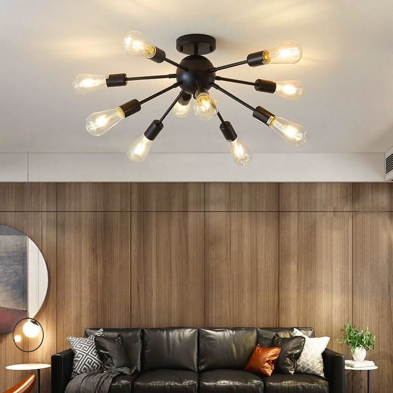 Mise en ambiance dans un salon, mur bois et canapé noir sous le plafonnier