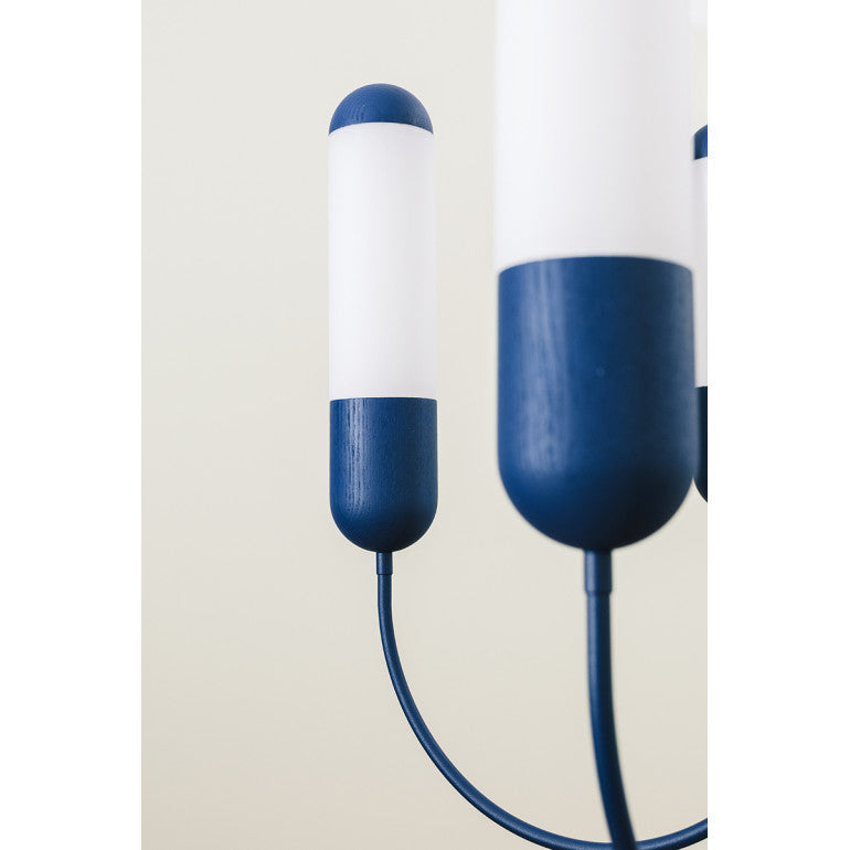 Gros plan sur deux diffuseurs cylindriques bleu et blanc, finition mate et bras métalliques