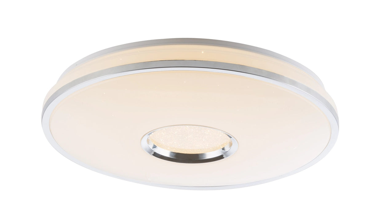 Plafonnier allumé diffusant une lumière chaude, anneau chromé et centre en verre granulé