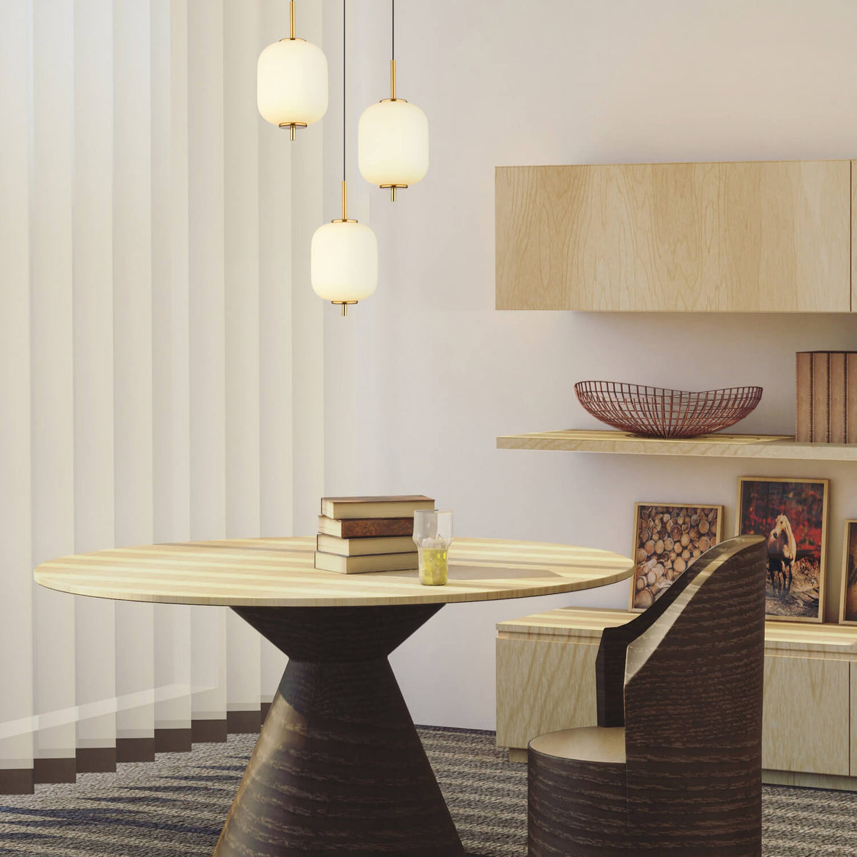 Mise en ambiance au-dessus d'une table à manger, suspension allumée dans un intérieur clair