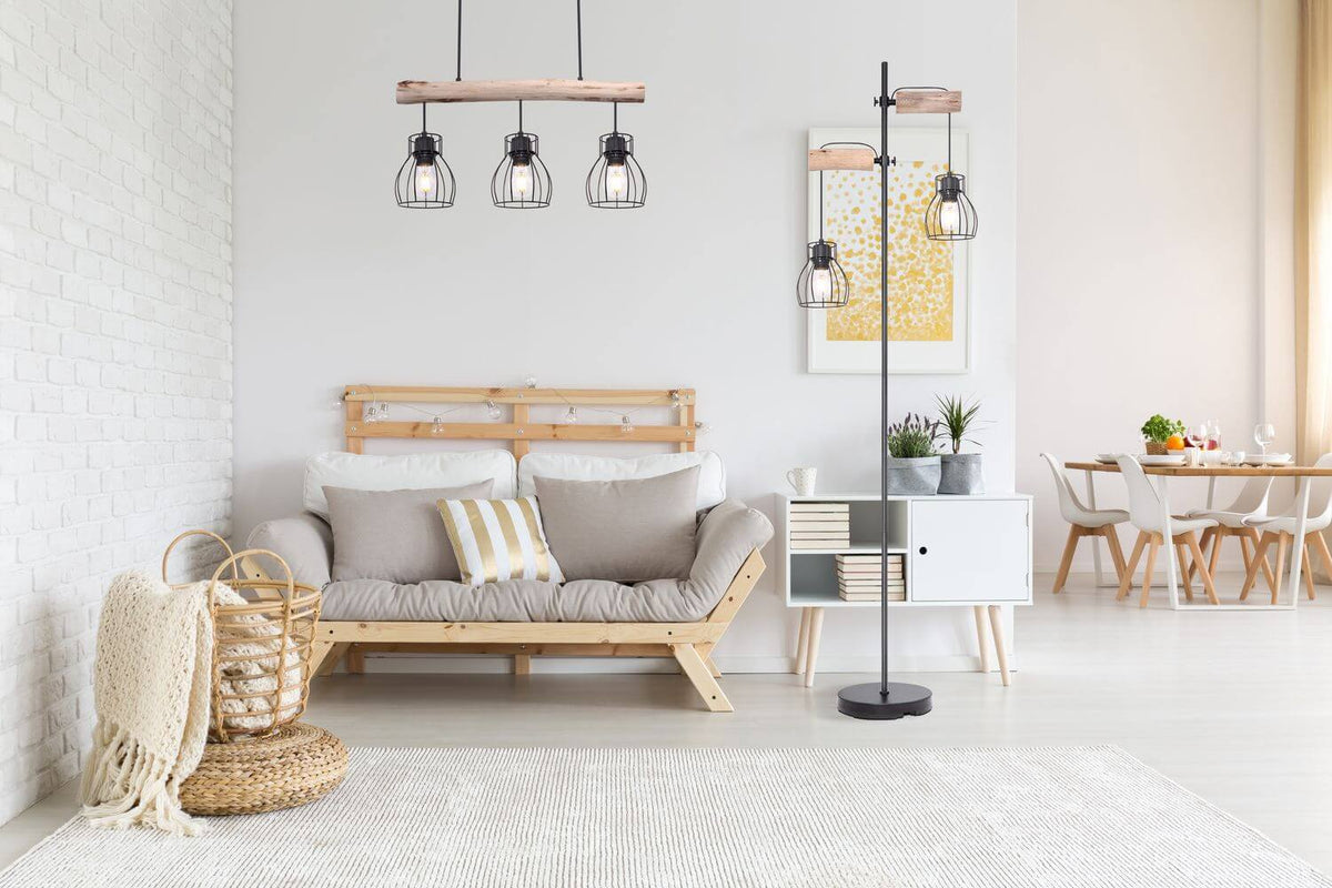 Lampadaire installé dans un salon lumineux, à côté d'un canapé et d'une table.