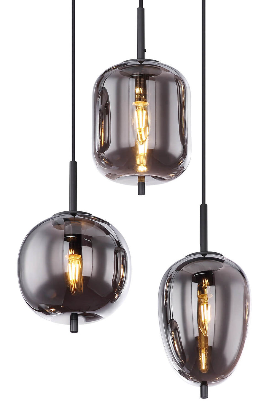 Vue rapprochée de trois globes en verre fumé et de leurs ampoules à filament.
