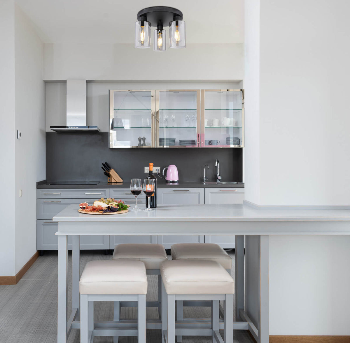 Mise en ambiance du luminaire fixé au plafond au-dessus d'un îlot de cuisine moderne