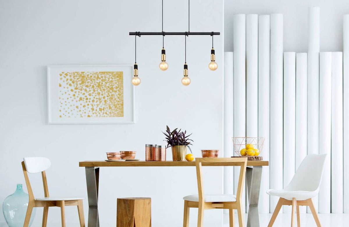 Mise en ambiance au-dessus d'une table en bois dans une salle à manger claire