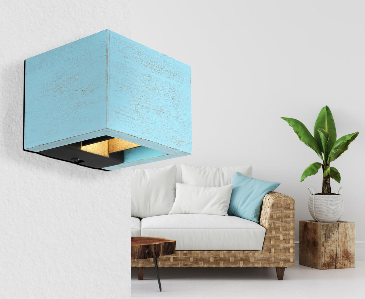 Mise en ambiance de l'applique fixée au mur blanc au-dessus d'un canapé