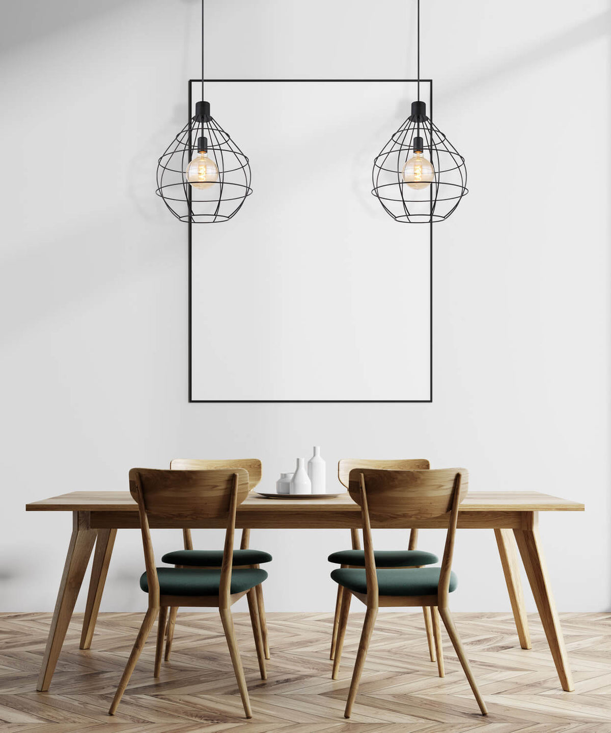 Deux suspensions noires identiques au-dessus d'une table à manger en bois clair
