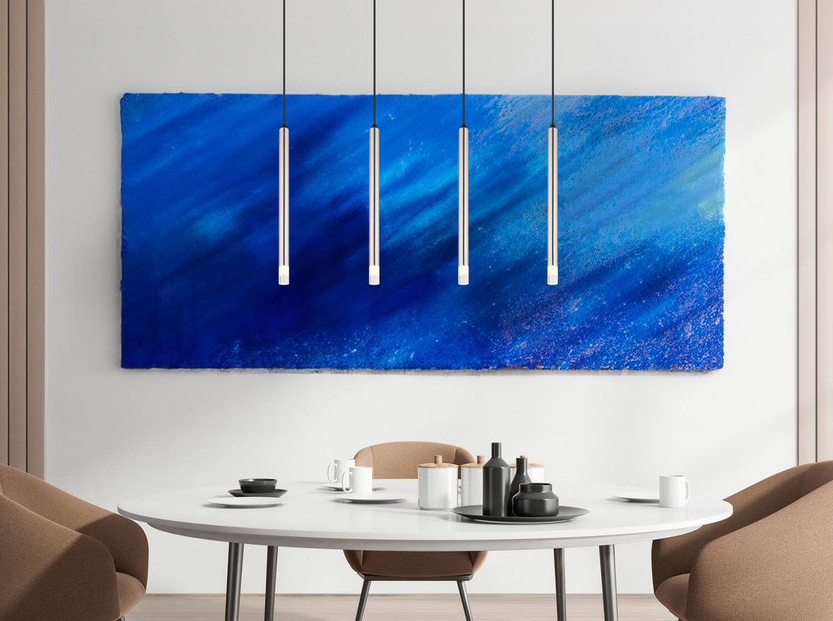Mise en ambiance au-dessus d'une table à manger, toile bleue abstraite en arrière-plan