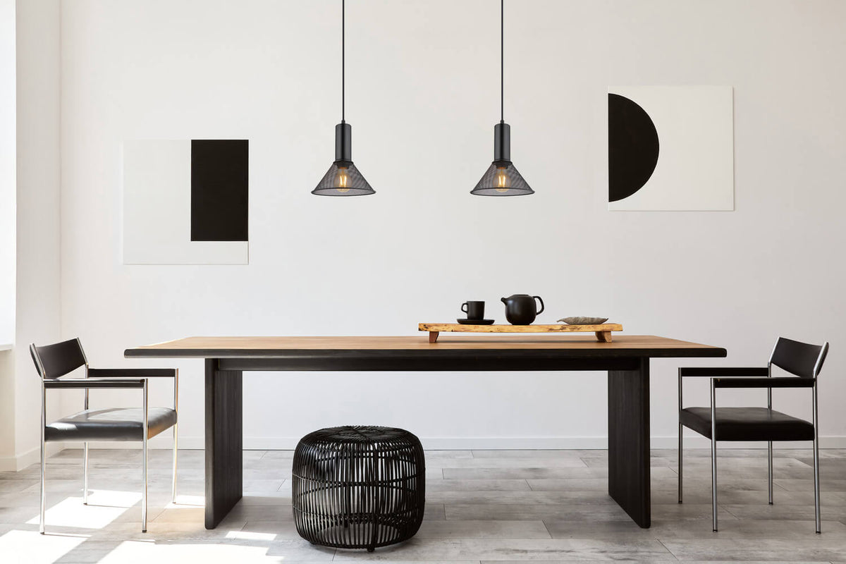Mise en scène de deux suspensions au-dessus d'une table dans un intérieur clair