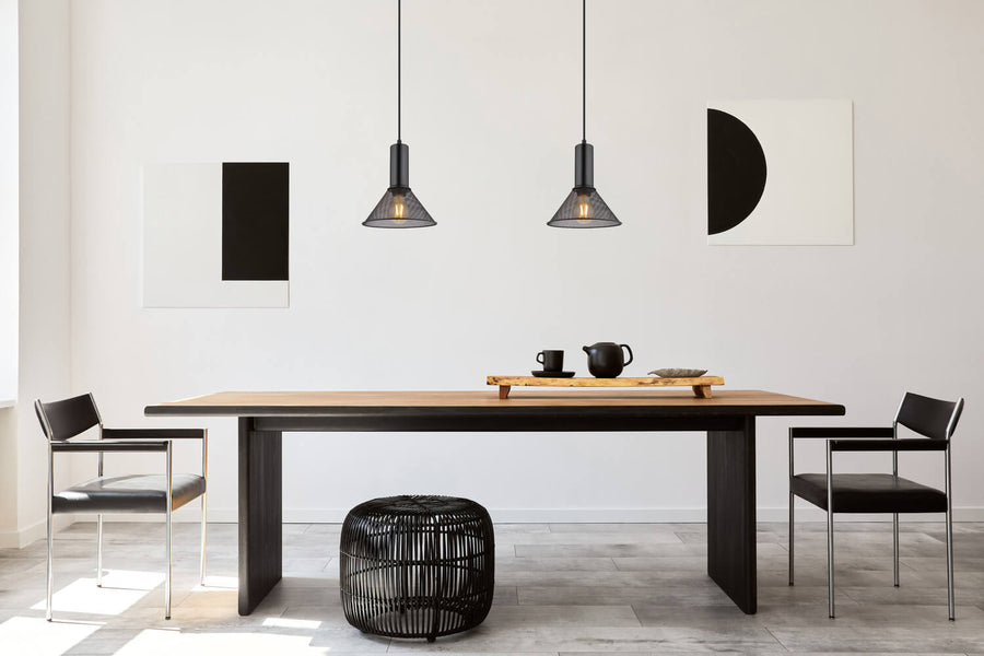 Mise en scène de deux suspensions au-dessus d'une table dans un intérieur clair