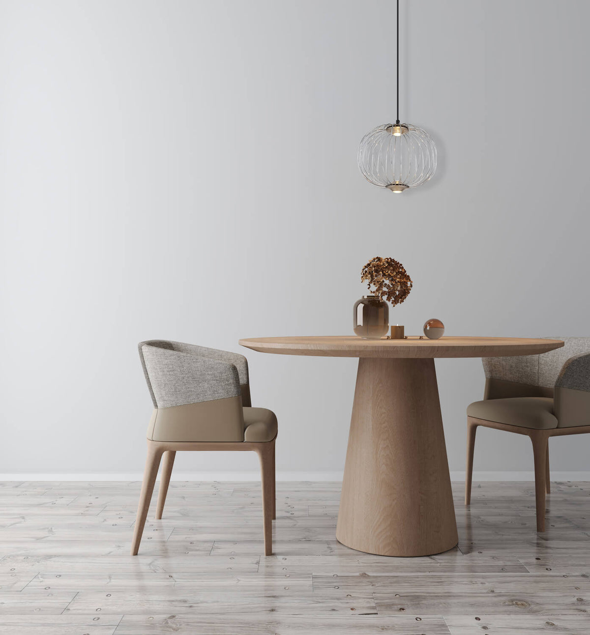 Mise en ambiance dans une salle à manger avec table ronde en bois et suspension allumée.