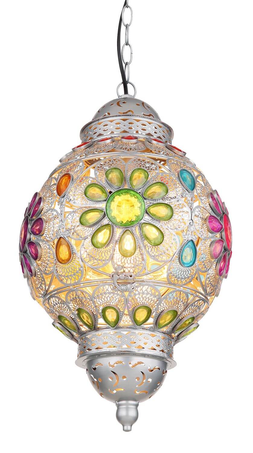 Gros plan de face sur les cabochons colorés et la dentelle métallique ajourée
