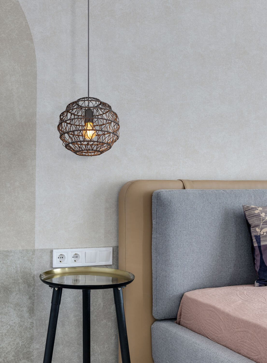 Mise en ambiance en chambre, suspension allumée au-dessus d'une table de chevet