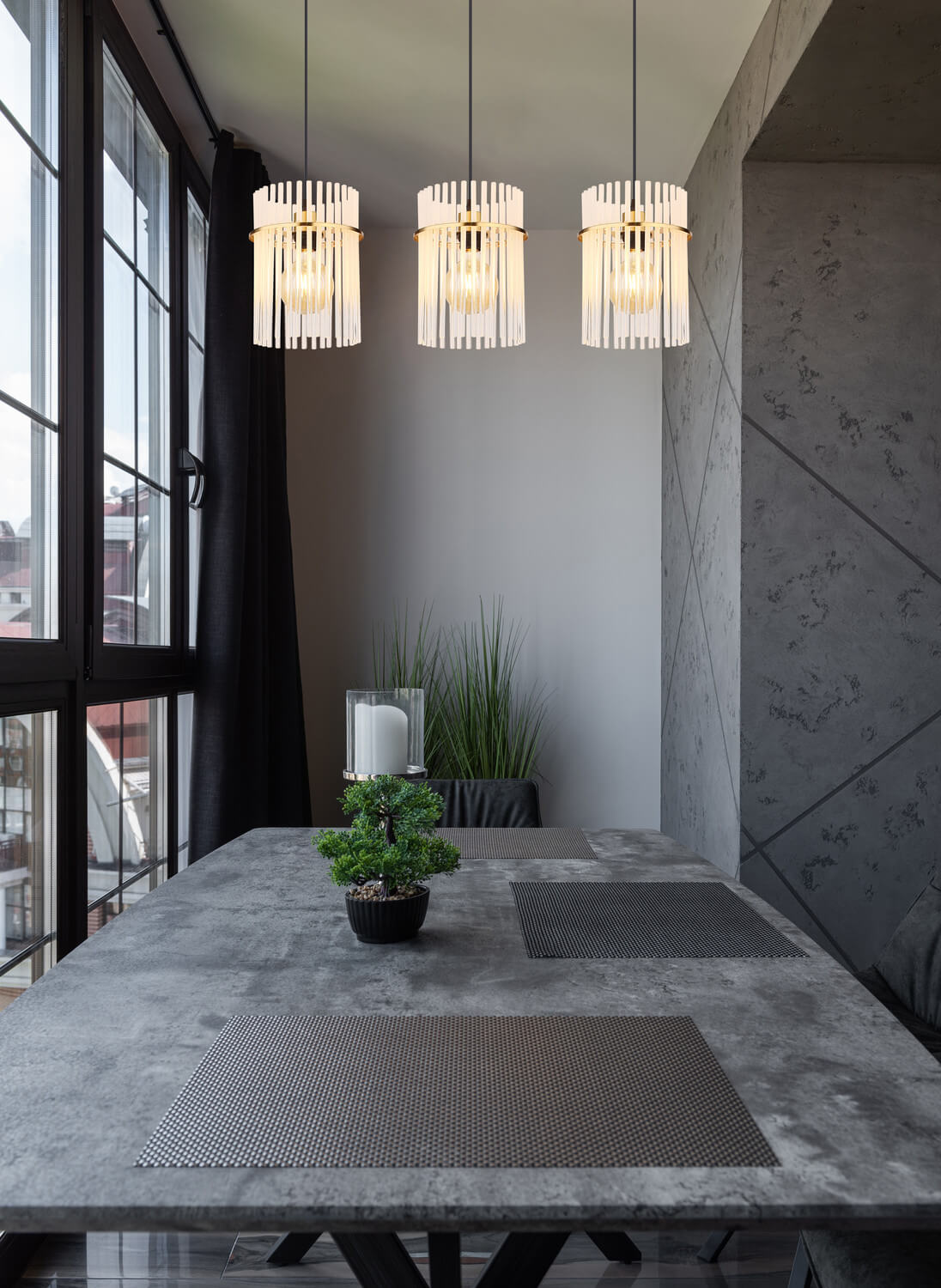 Mise en ambiance au-dessus d'une table de salle à manger en béton