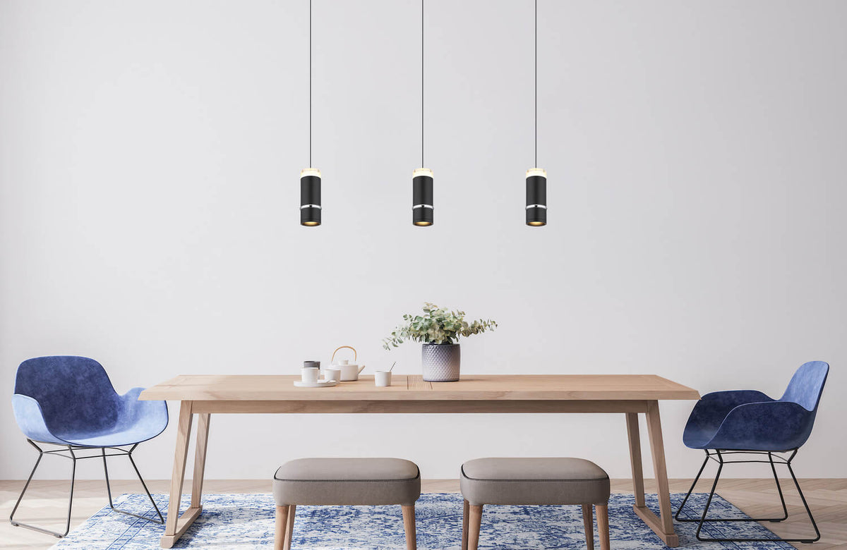 Mise en ambiance au-dessus d'une table à manger en bois avec chaises bleues.