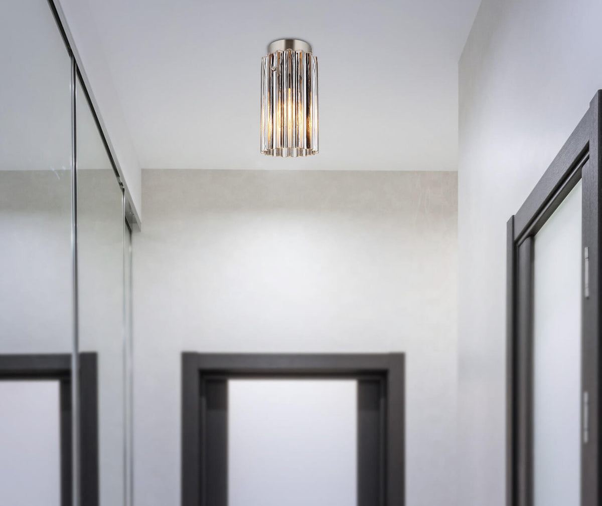 Mise en ambiance du plafonnier éclairé fixé au plafond d'un couloir blanc