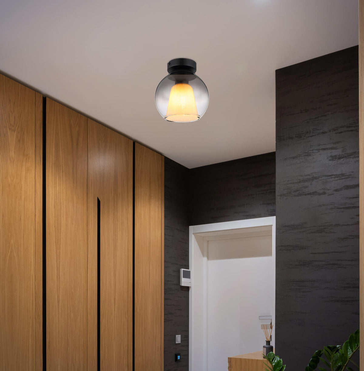 Mise en ambiance du plafonnier allumé dans un couloir en bois et mur sombre