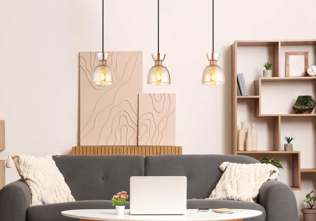 Mise en ambiance salon moderne avec la suspension allumée au-dessus du canapé gris