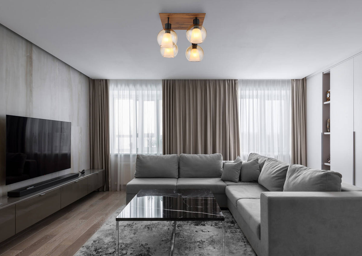 Mise en ambiance dans un salon moderne, plafonnier allumé au-dessus du canapé gris