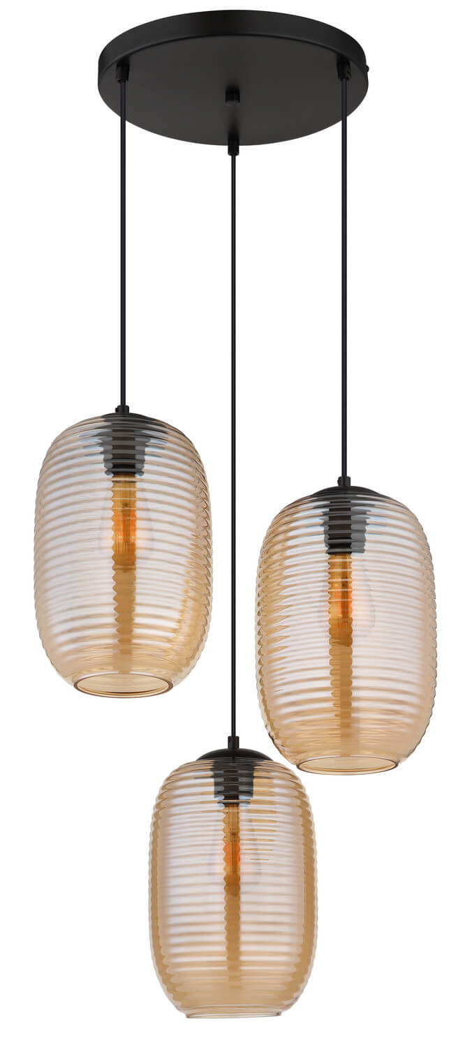 Détail du luminaire suspendu avec ses trois abat-jours en verre côtelé et câbles noirs.