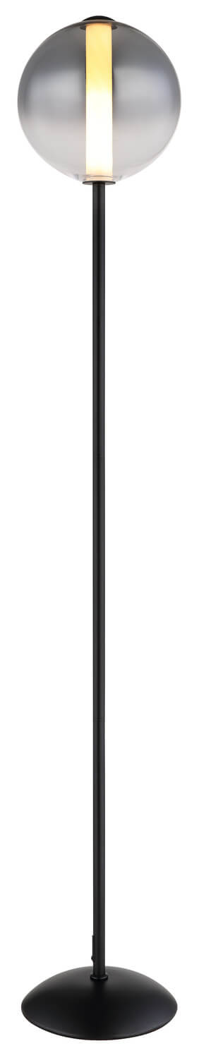 Vue de face du lampadaire entier, globe translucide allumé sur mât noir.