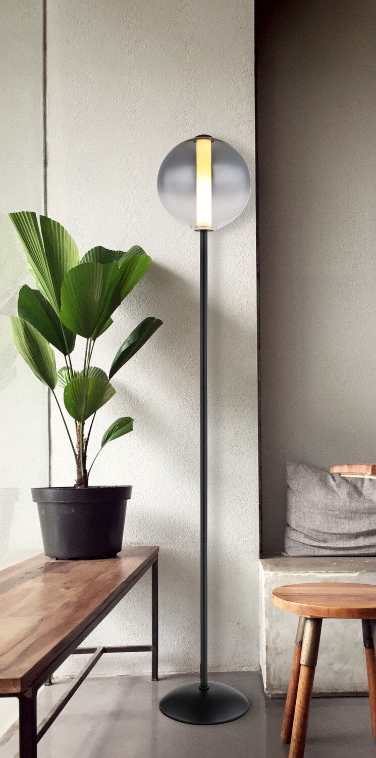 Mise en ambiance dans un intérieur avec plante, banc en bois et lampe allumée.