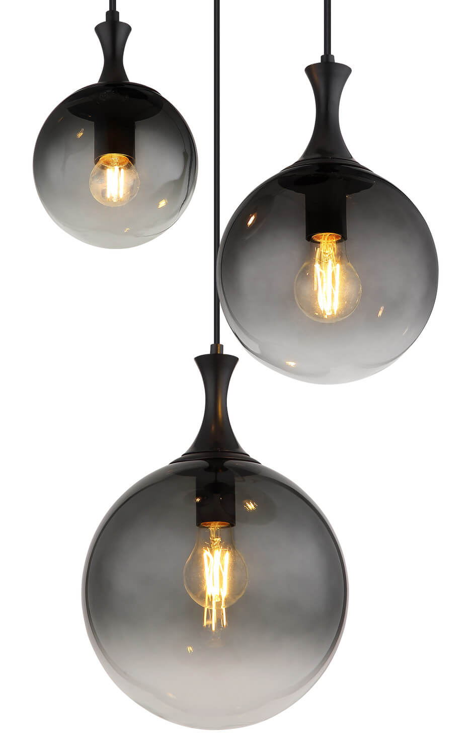 Gros plan des trois globes en verre fumé et des ampoules à filament allumées
