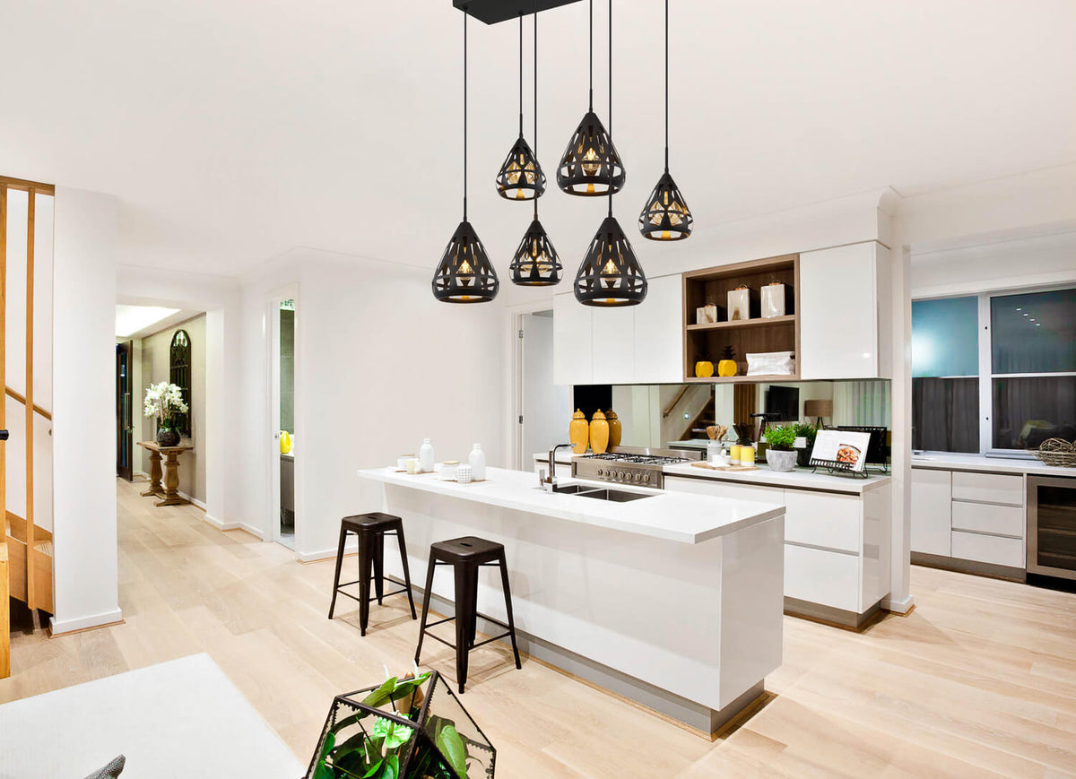 Mise en ambiance au-dessus d'un îlot de cuisine blanche et moderne