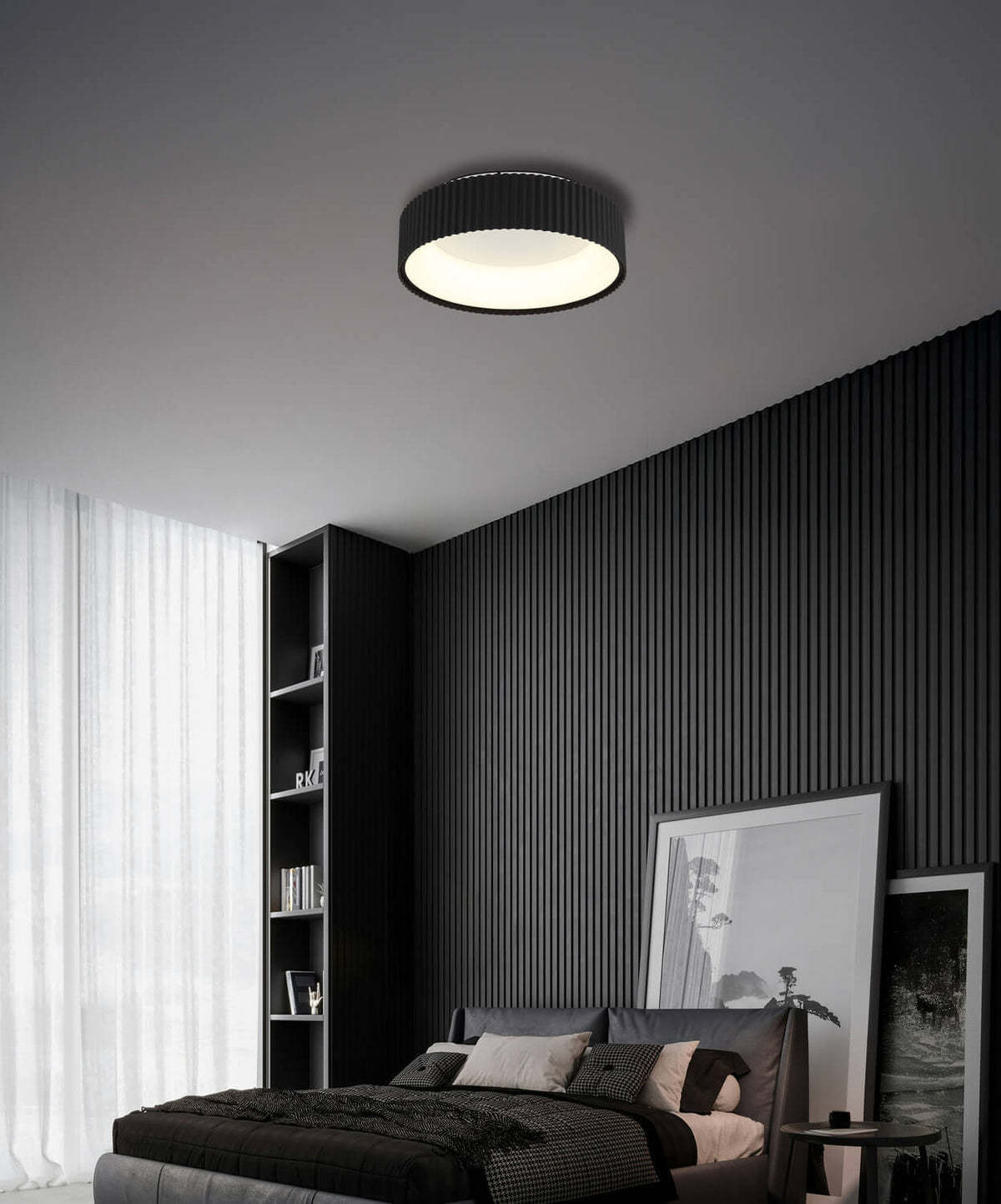 Mise en ambiance du plafonnier allumé au plafond d'une chambre sombre