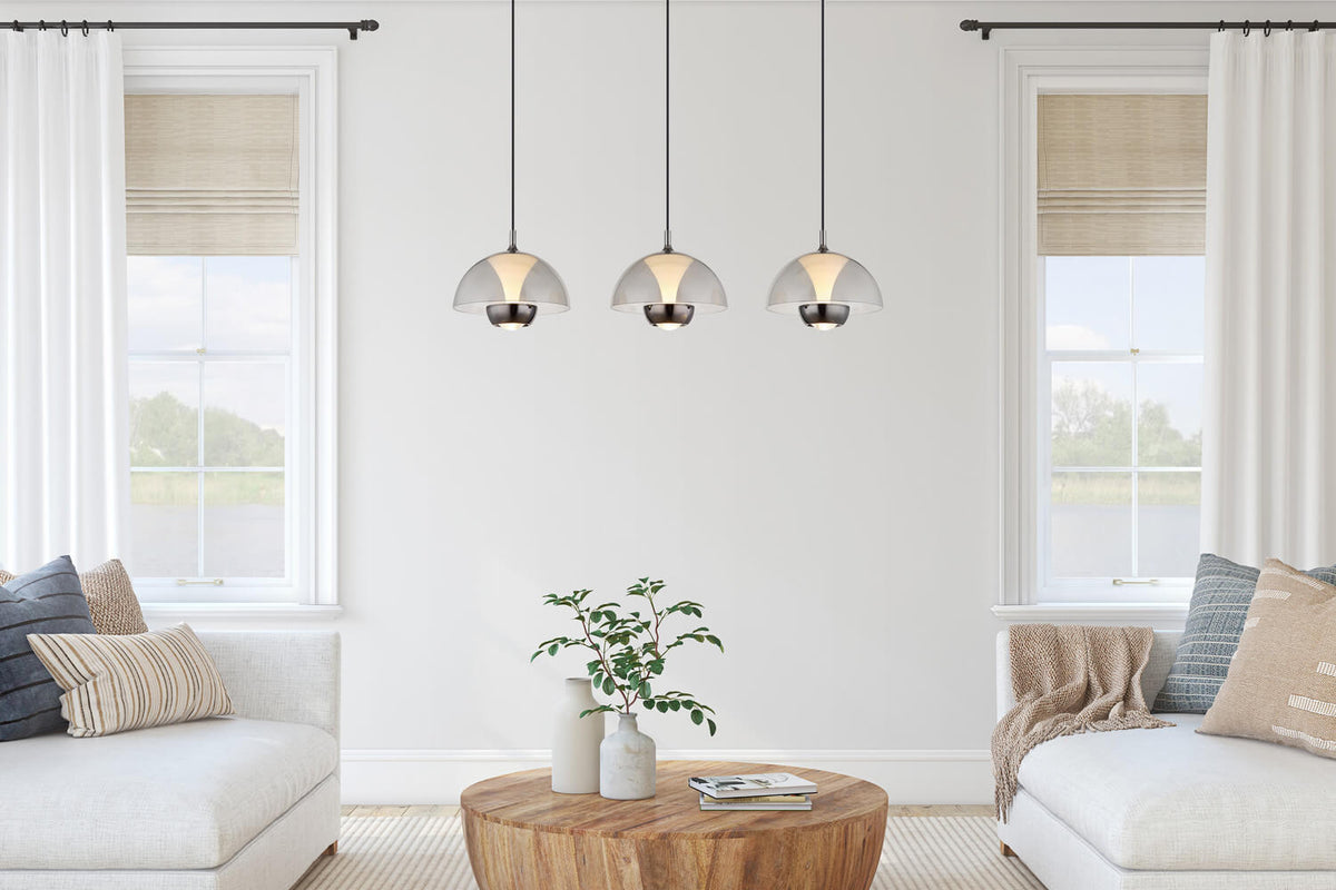 Mise en ambiance du luminaire suspendu au-dessus d'une table basse dans un salon clair